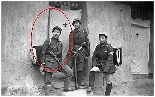 1937年，马家军押解一队西路军女俘虏去青海。途中休息时，一匪兵警惕地朝周围看了