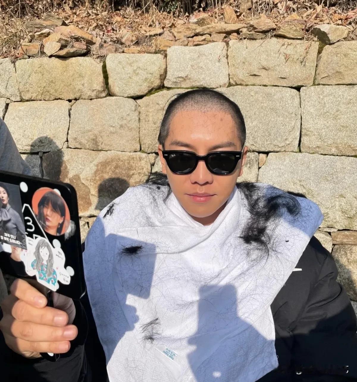 22日，演员李升基在自己的Instagram上上传了多张照片。公开的照片中，工作