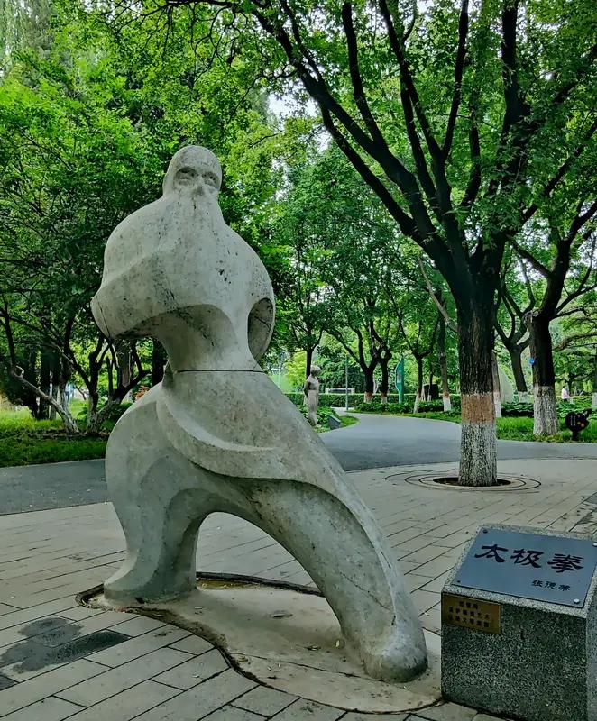 早起练太极的大爷，手机里存着365天的晨雾视频；宝妈用面团捏出十二生肖，朋友圈里