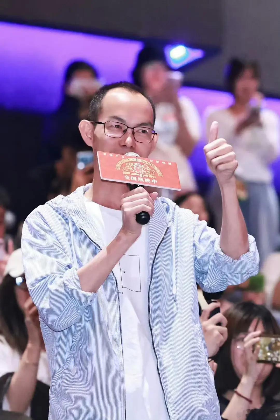 《给阿嬷的情书》导演蓝鸿春去《欢迎来龙餐馆》路演现场了 