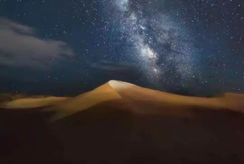 在45度的戈壁追星是什么体验以前看到“追星”两个字，总会想到浪漫和热闹。可在戈壁