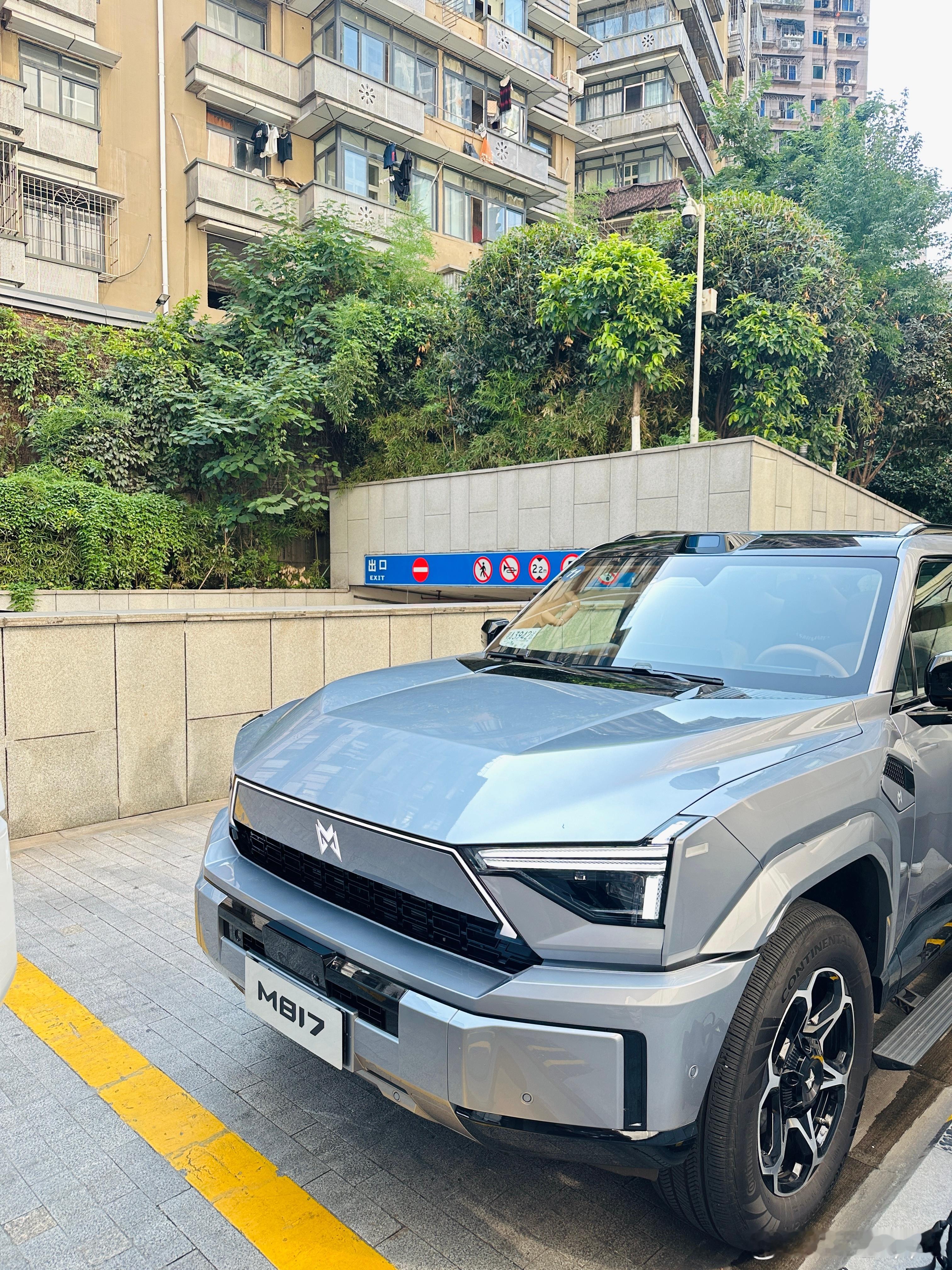 今天在重庆拍猛士M817搭载了华为乾崑ADS 4.0的猛士M817在重庆市中心解