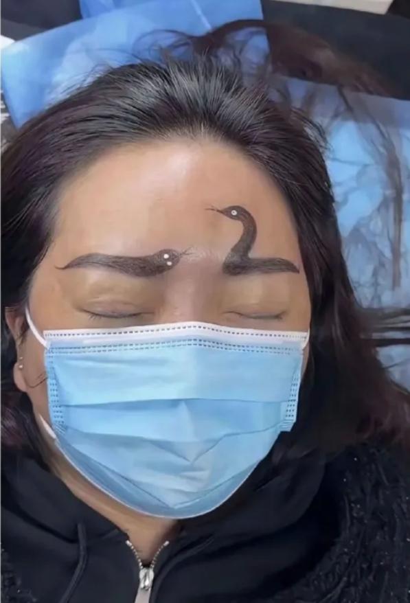 “但愿人长久，千里共婵娟写出来”，一女生想在中秋节时给男朋友一个惊喜，发钱请纹眉