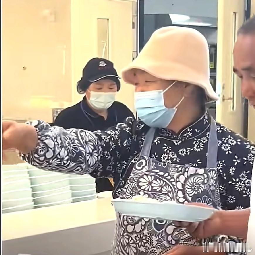 近日，刘强东的父母现身京东食堂为员工们做饭，夫妻俩穿的都十分朴素，一看就是农村大