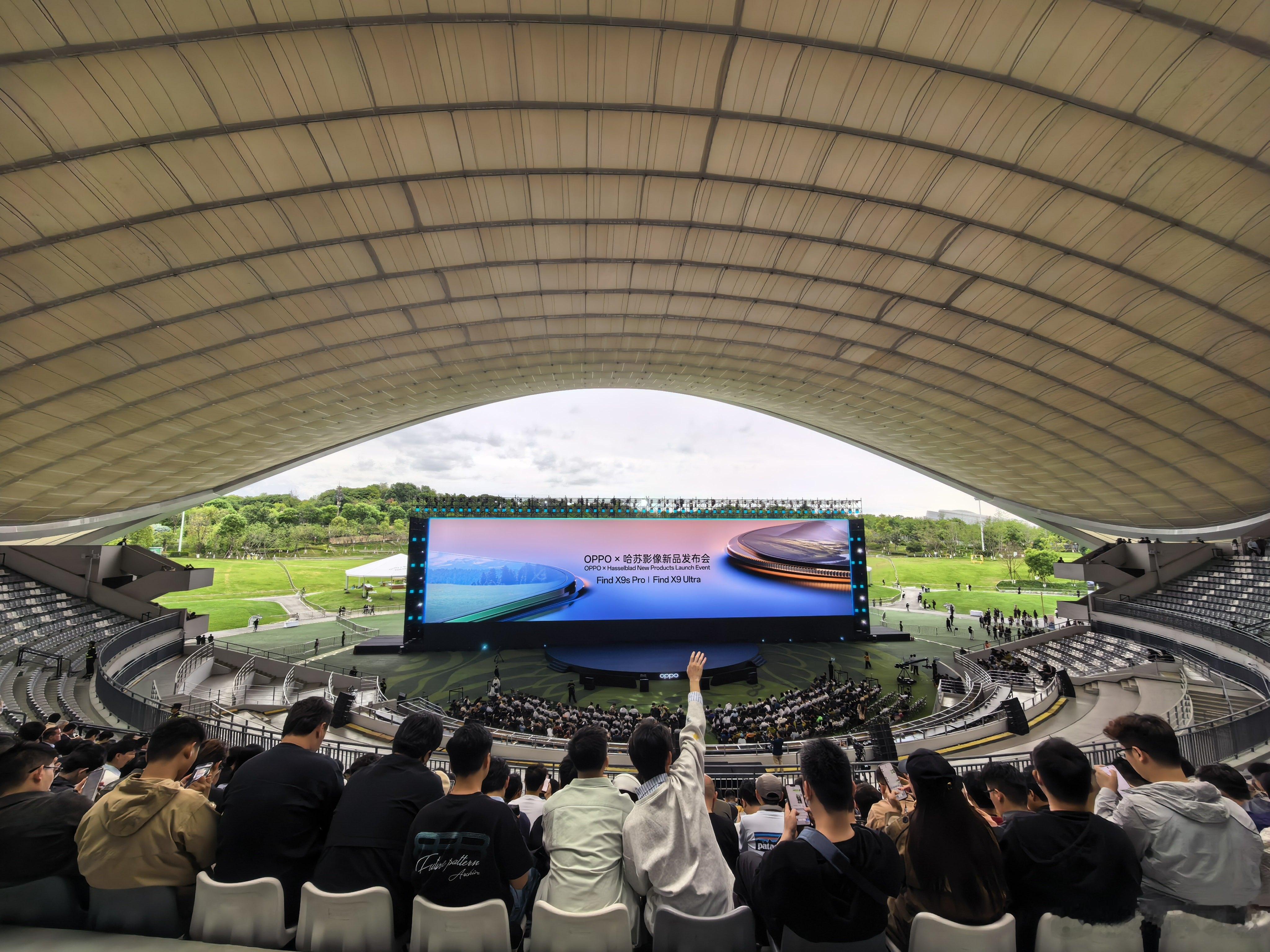 一天一城系列今天在成都音乐露天音乐公园看OPPO × 哈苏影像新品发布会感受一下