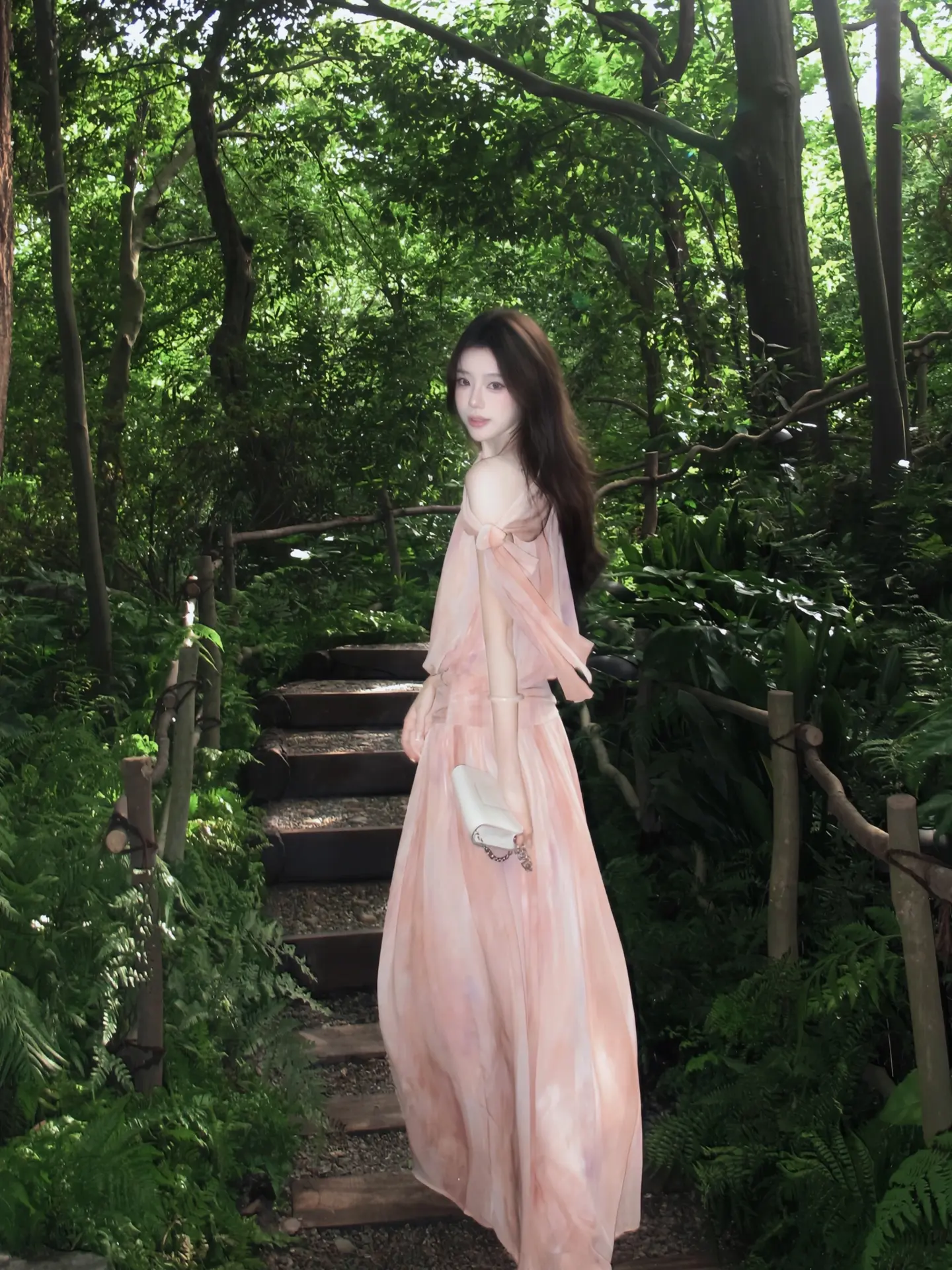 樱花树下站谁都美 我的爱给谁都热烈 是我好