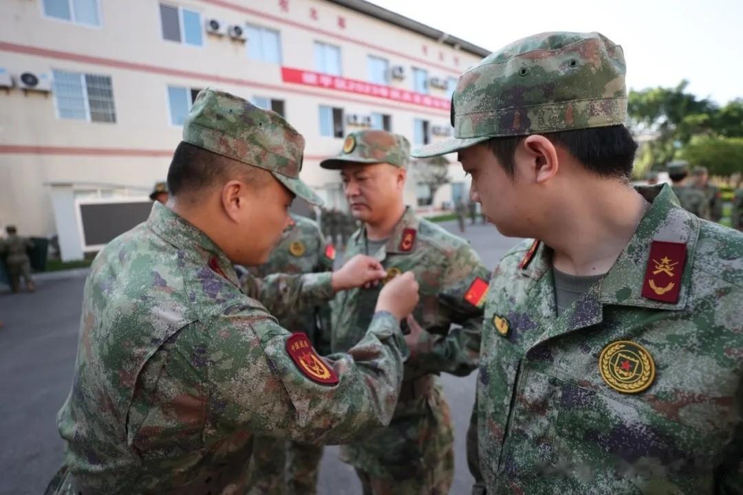 难得，民兵训练也换上21式星空迷彩服了。
我怎么记得以前民兵集训是没有臂章、领章