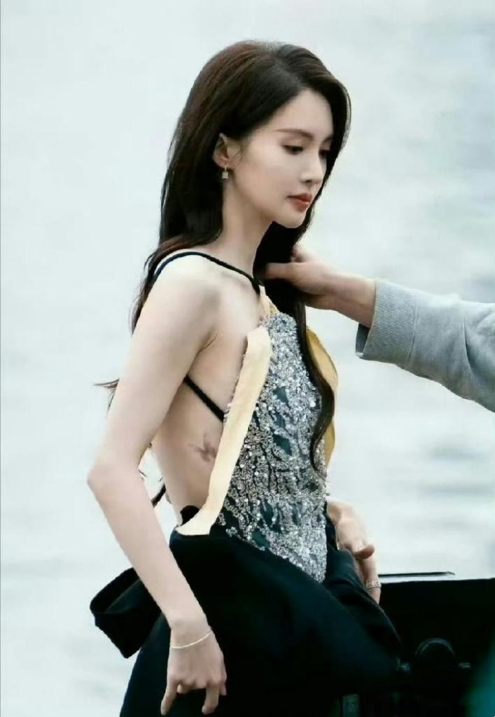 金晨毫不避讳她腰间的蝴蝶纹身 谁说纹身的就不是好女孩 