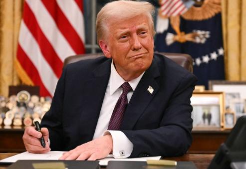 就在刚刚，
特朗普对中国下重手，恶劣程度前所未有。
 
美国国会日前通过所谓的“