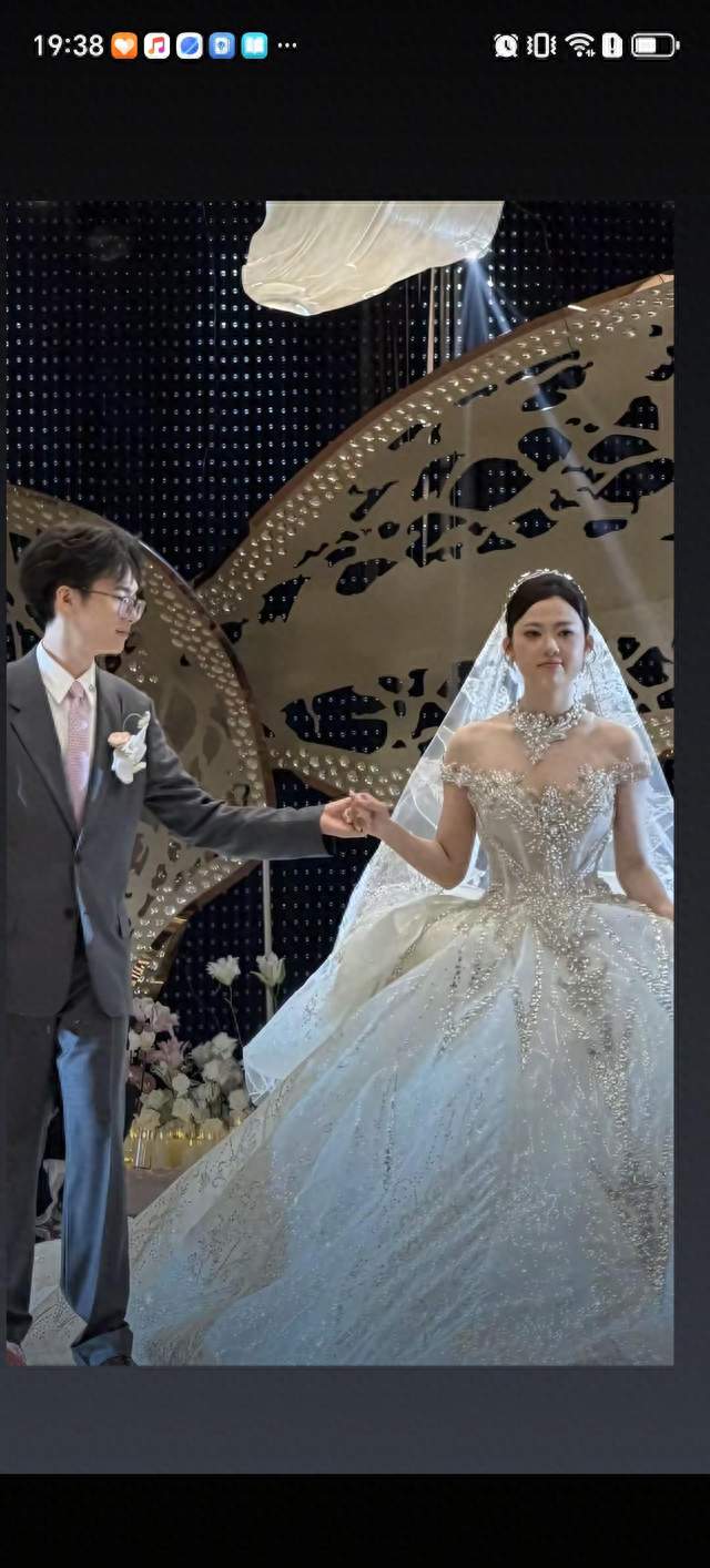 慈溪这场婚礼，婚车就值一个亿？打王者荣耀打出来的姻缘，你信吗