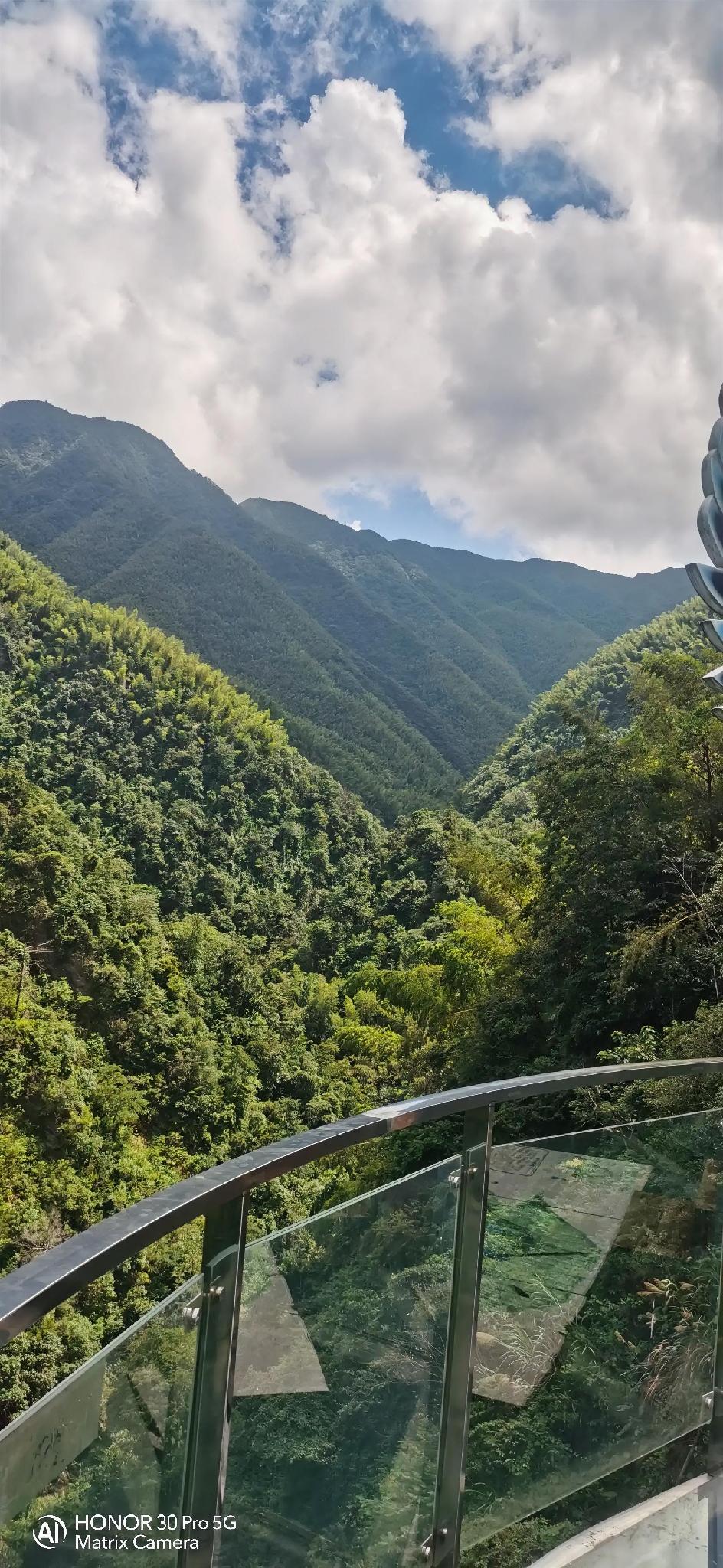 不是大山里的孩子，生在丘陵地带的人，却喜欢大山，一有空闲，就往大山里钻，喜欢那种