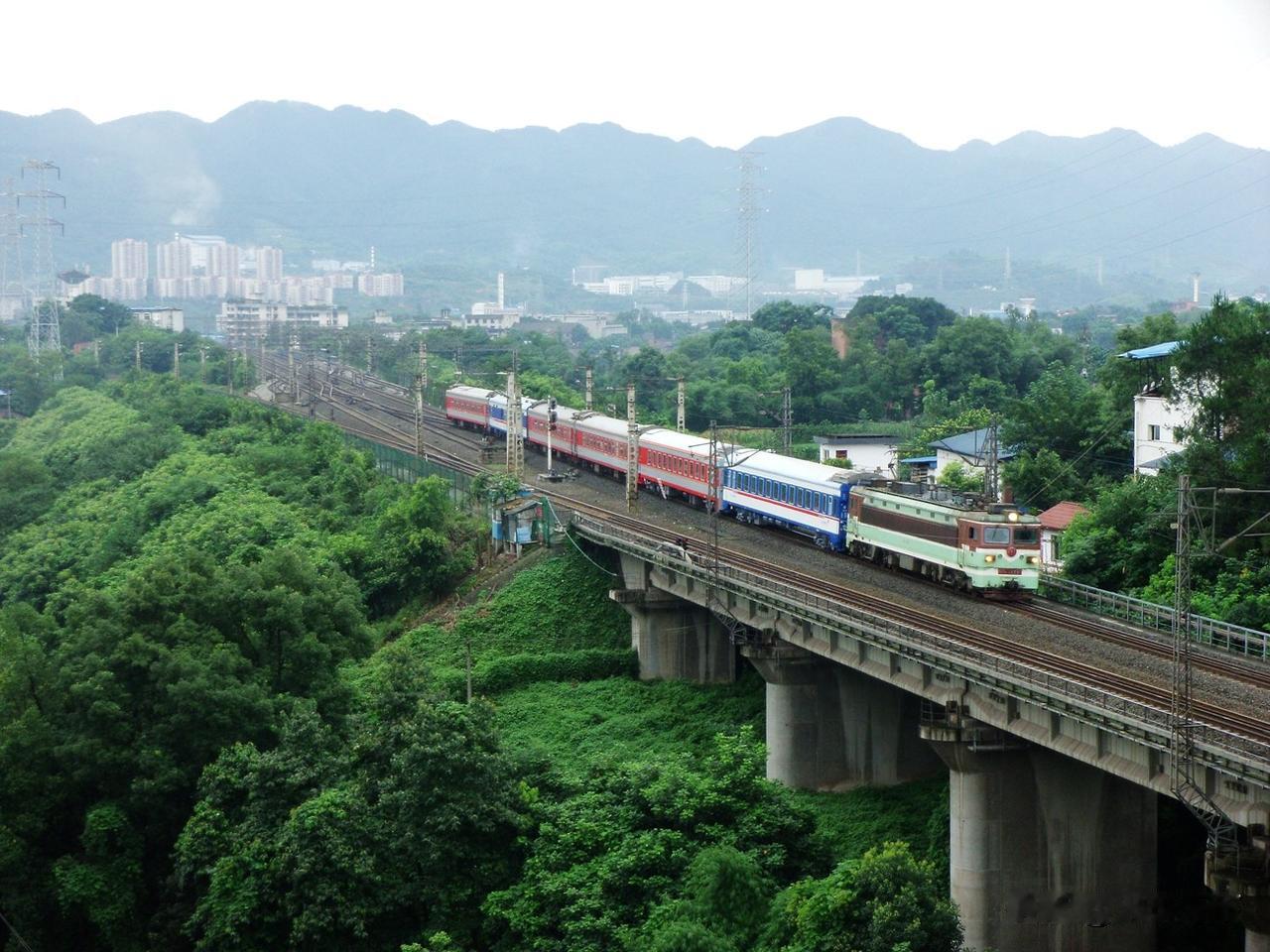 十几年前拍摄的一列回送客车车厢的列车，这几节车厢是在重庆南的车辆段维修后送回重庆