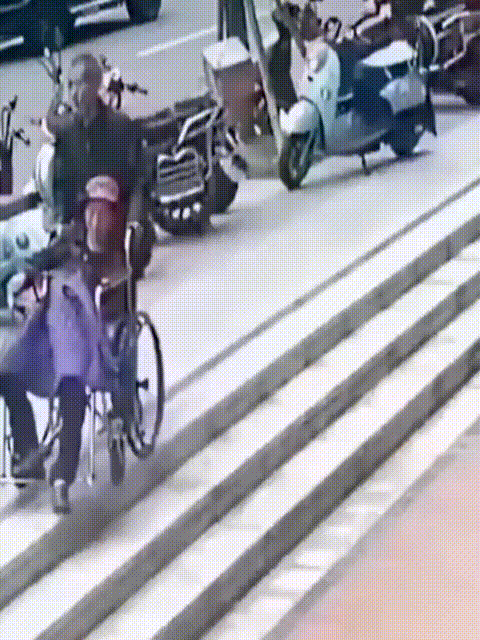 看了一个视频，真的是老来难啊！大爷照顾生病瘫痪的大妈，大爷岁数大了遇到台阶，自己