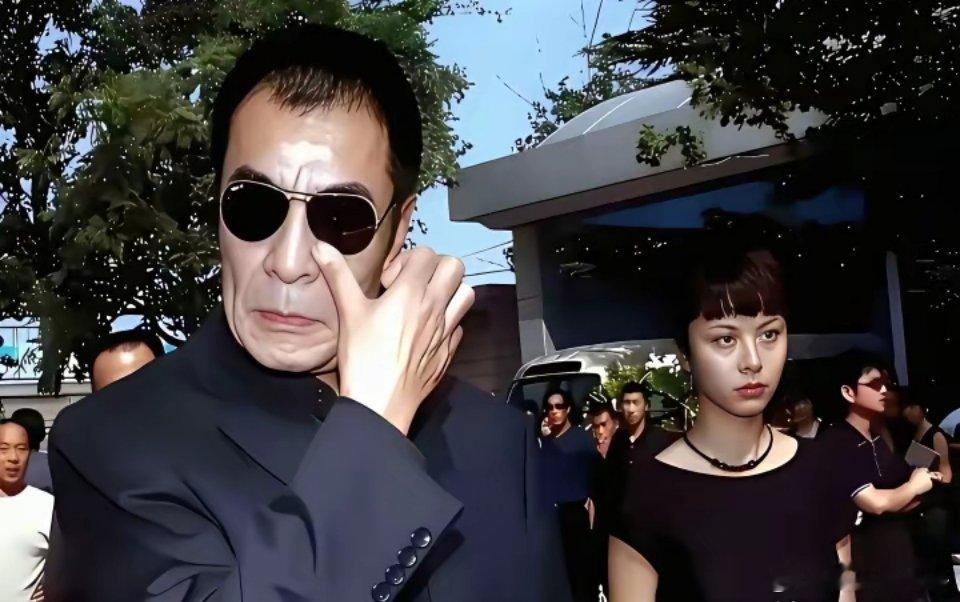 2005年，刘威携小女友杨若兮，在演员傅彪的葬礼上 