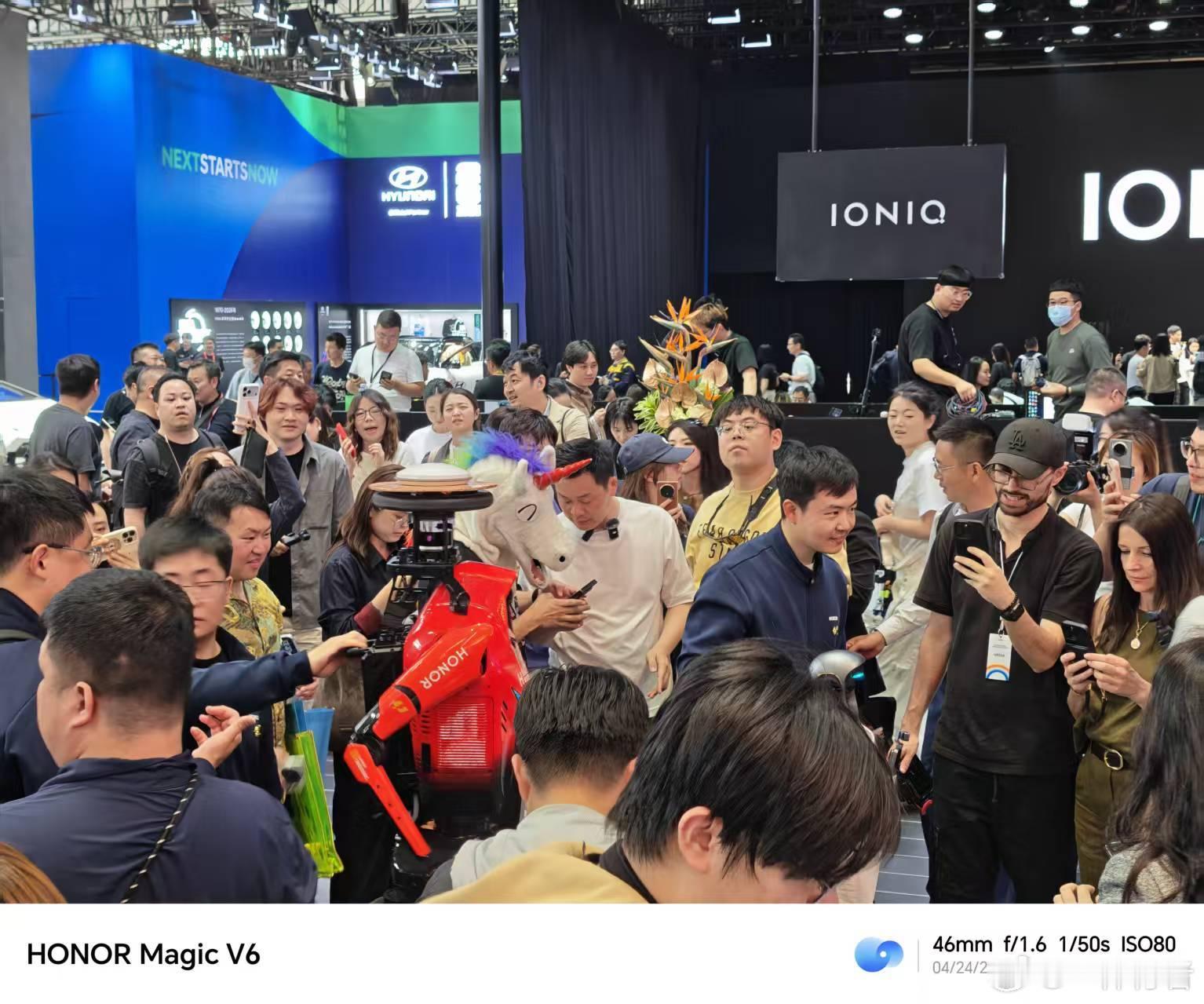 荣耀机器人跑完马拉松又来当车模荣耀机器人天团,刚跑完半马破纪录,又去北京车展当"