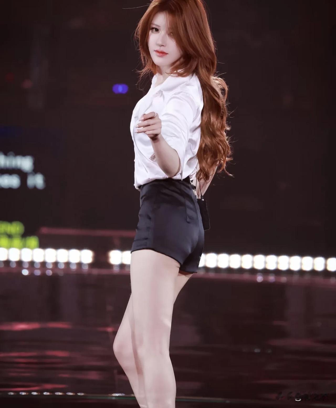 赵露思人品好，有艺德，粉丝黏度强所以带货能力强，而且她的大粉都是富婆级别。

再