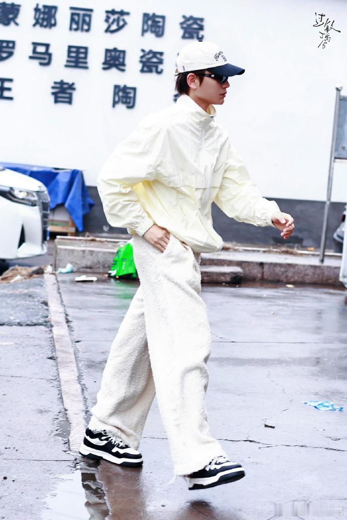 丁禹兮墨镜全白套装  丁禹兮南部档案最新上班路透，丁禹兮墨镜全白套装，妥妥的早八