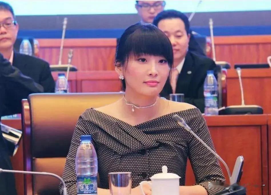 从一个可以在父亲身边撒娇的大小姐，瞬间变成了要独挑大梁的掌门人；宗馥莉的压力可想