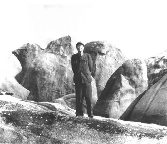 邓华指挥解放海南岛战役后三十年，于1979年重新踏上这块土地。