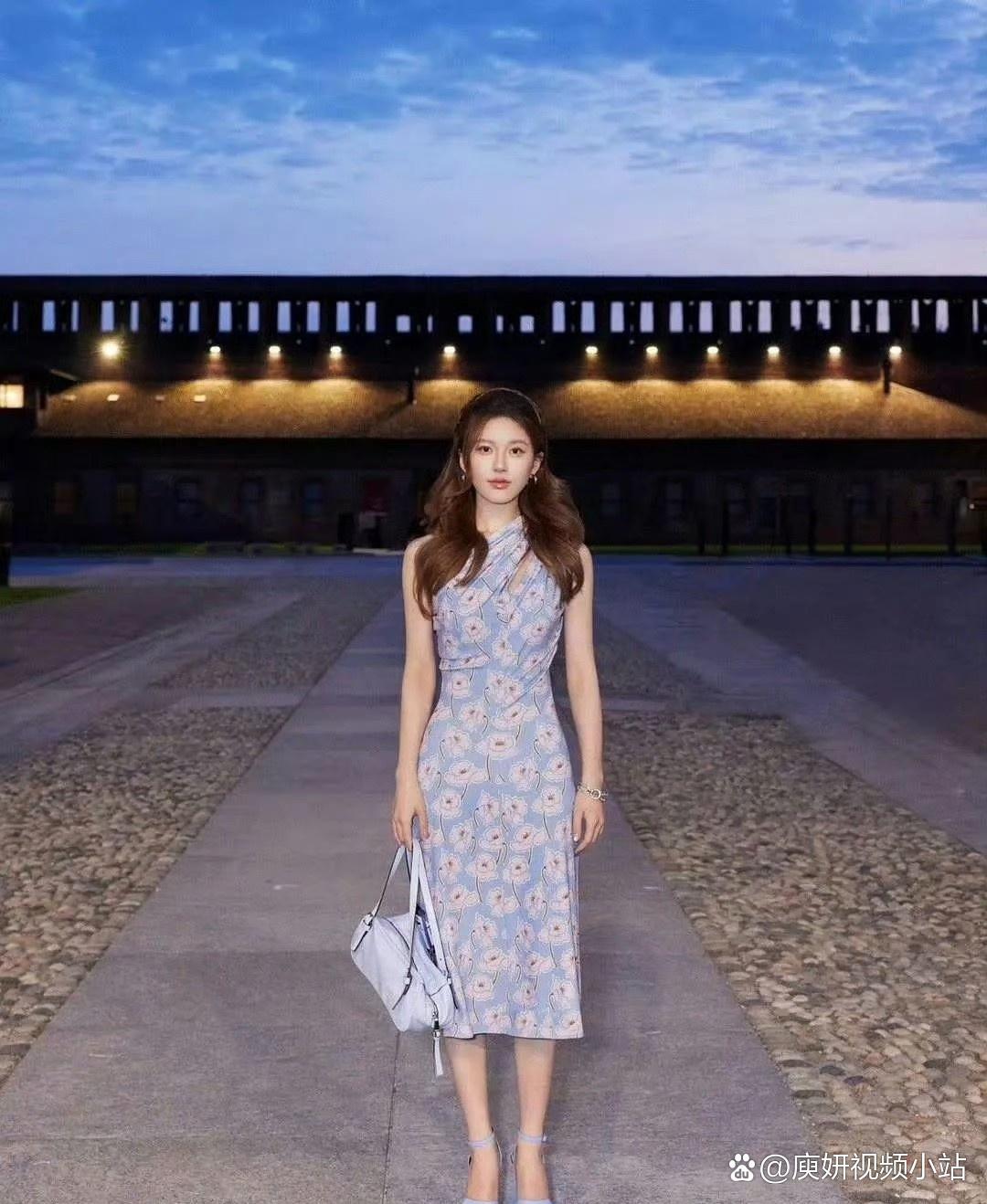 我的妈呀，赵露思去年穿的那双范思哲，鞋跟也太高了吧！这得多累啊，看着都辛苦。 