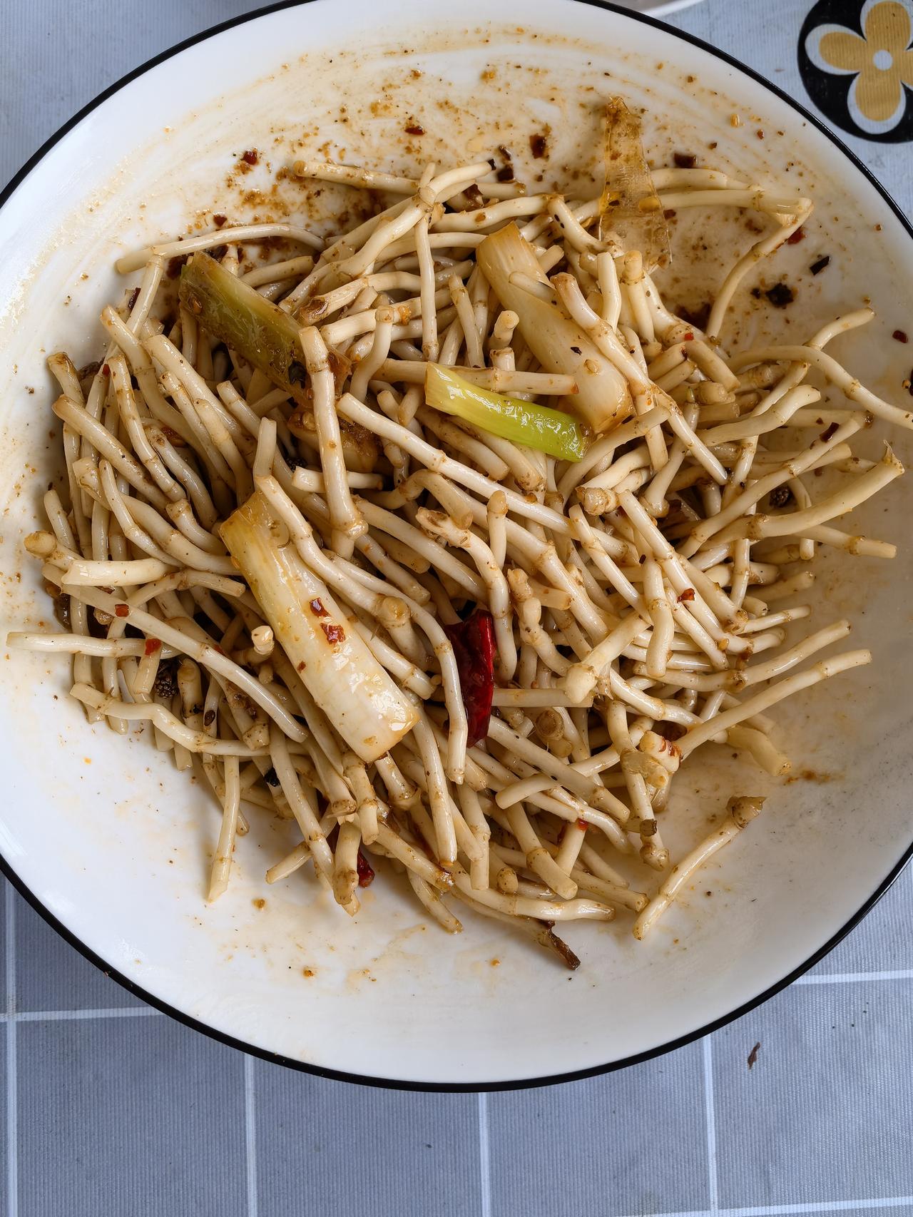 有没有友友喜欢吃这道凉拌菜的？

看得出来是什么美食吗？

我们这边超市卖的有点