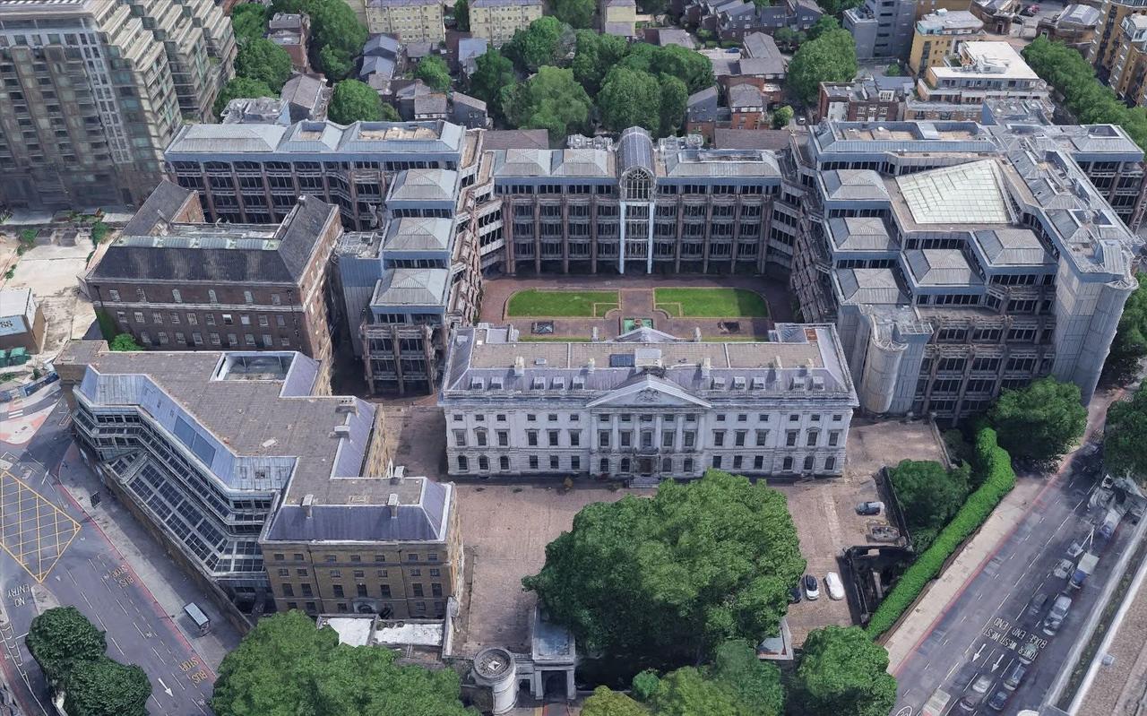 这座超级大使馆 （伦敦紫禁城）的象征意义，远大于实际功能。中国目前的驻英大使馆，