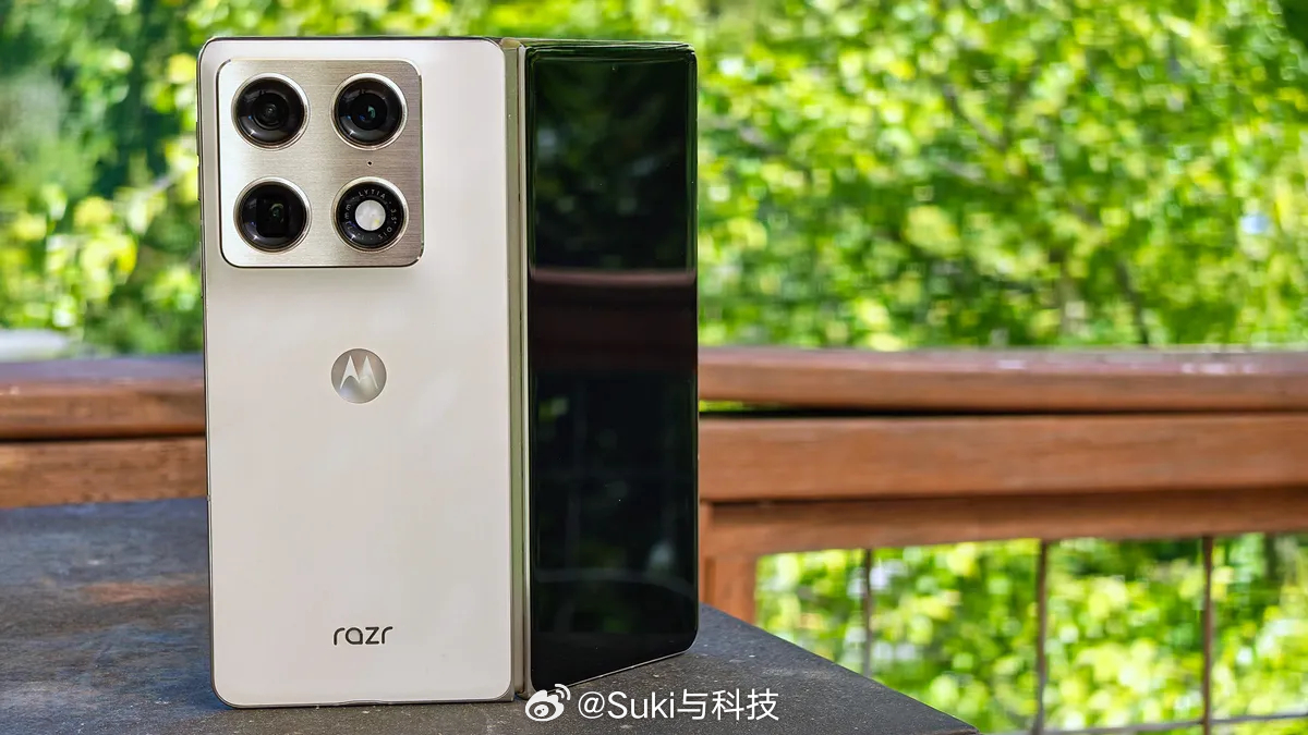 丑到像外挂摄像头的折叠机，Moto情怀不在。Motorola Razr Fold