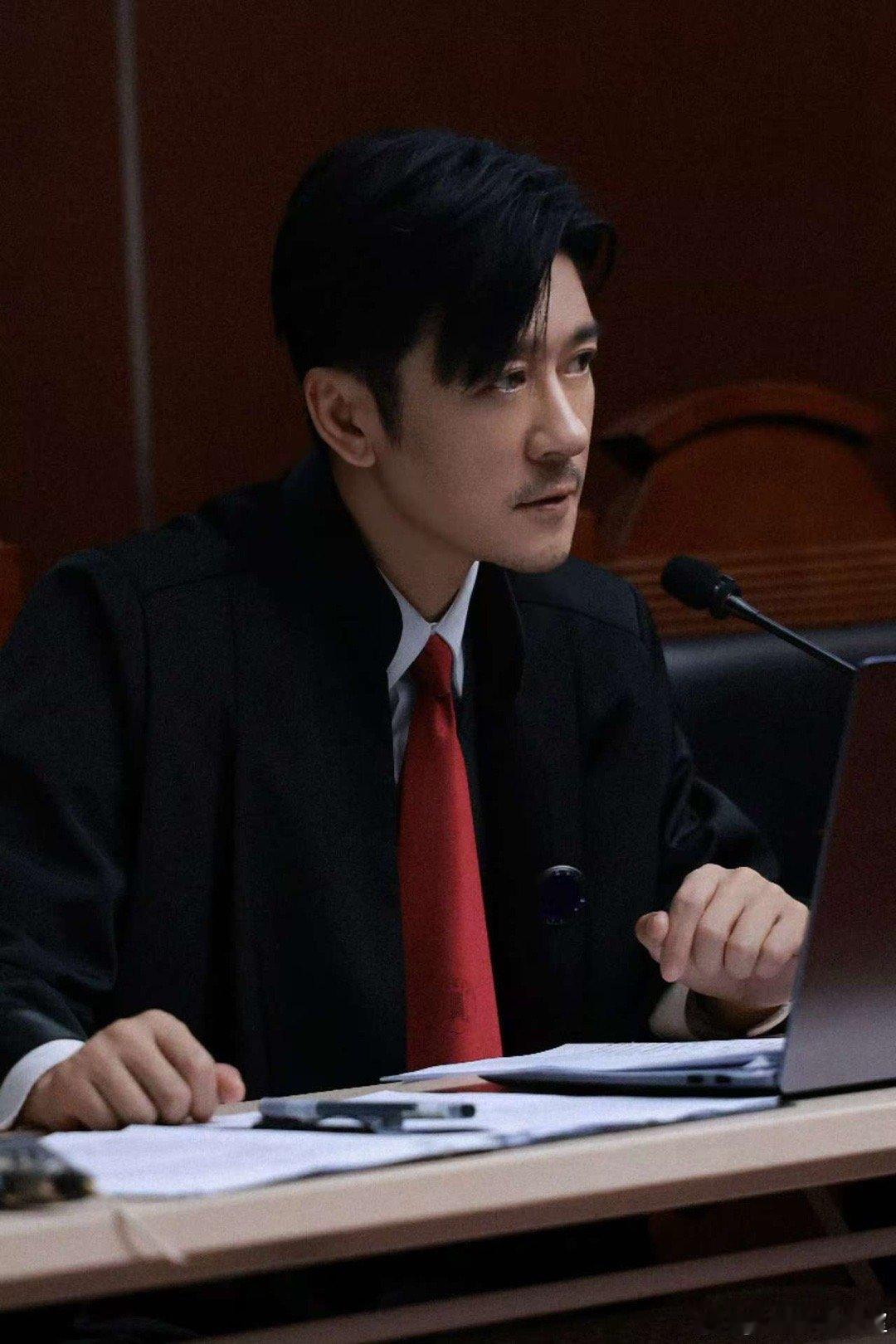 林雨申从一枪遮半腰到律政天花板 当年被他持枪的飒爽惊艳，如今被他穿西装的精英范征