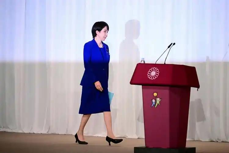 日本首相高市访印，带了成吨日本本土瓶装水，日印领导人联合记者会上，互认兄妹闹得沸