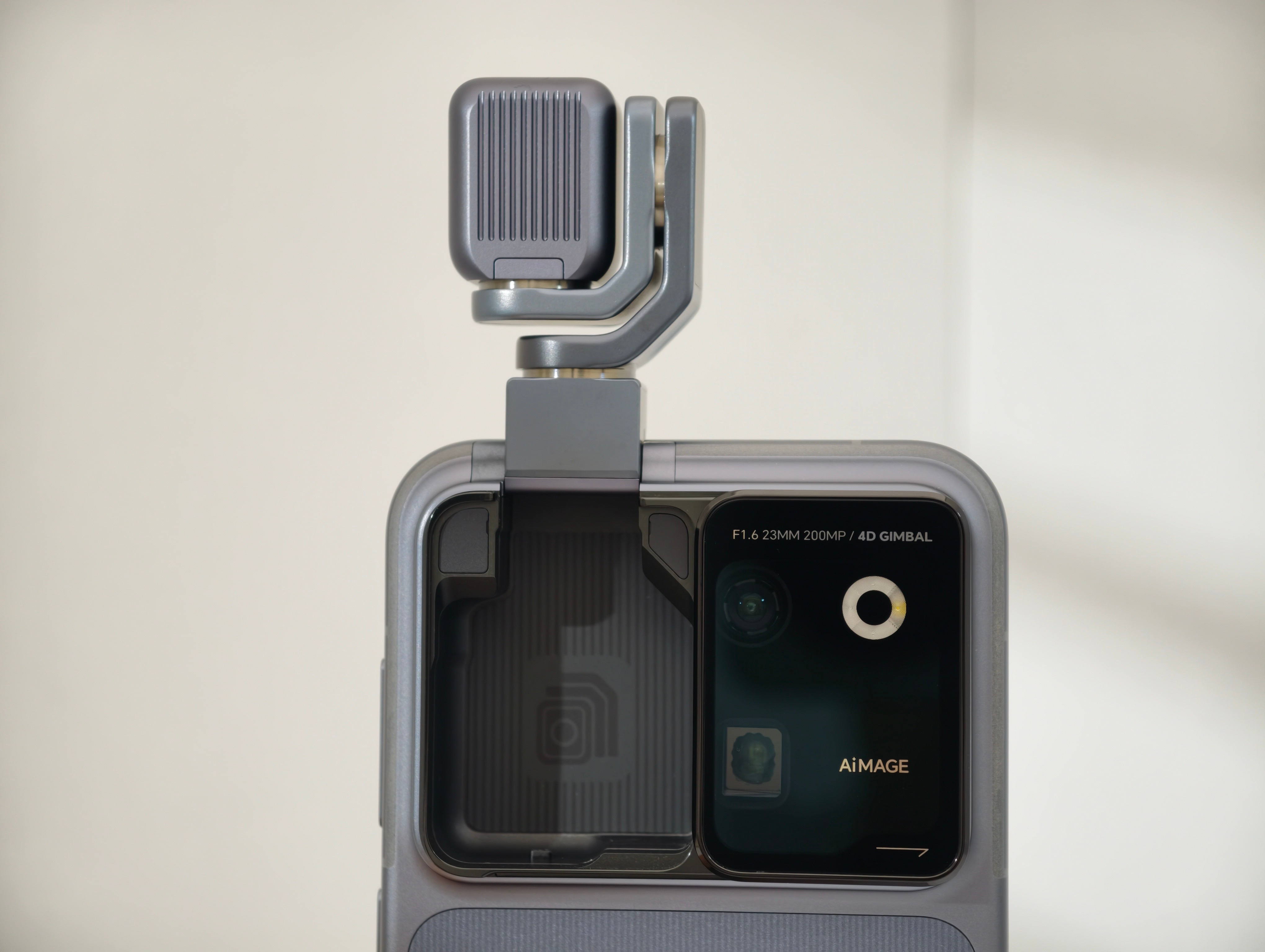 这两天隔壁阿短刚收到荣耀Robot Phone，全公司的人就围在一起看，毕竟手机