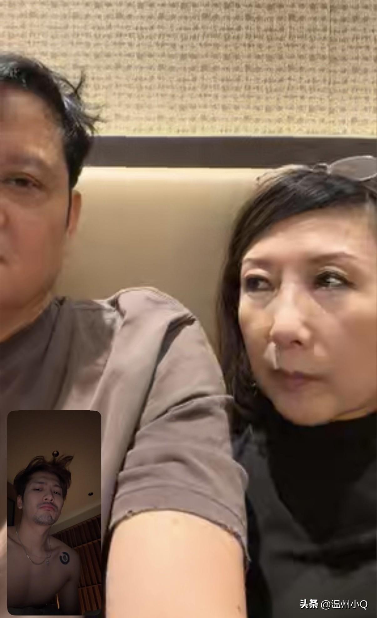 王嘉尔真不把我们当外人，他和父母打视频电话，他赤裸着上半身，发型凌乱而且胡子拉碴