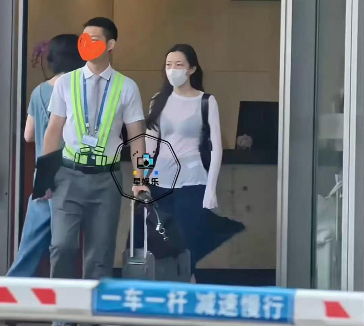 王菲放下身段接女儿李嫣回北京，却全程被女儿甩脸色，做一个妈真难。