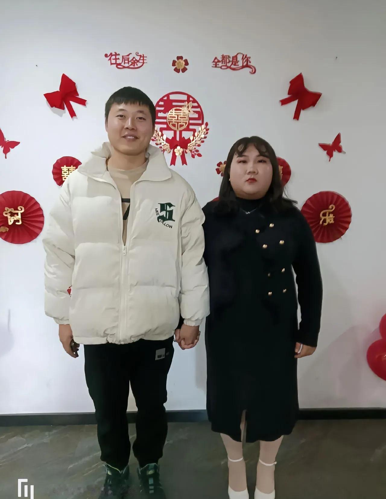 恭喜啊！你的儿子终于订婚了，找到这么一个貌美又懂事的媳妇，真是让人欣慰。听说他们