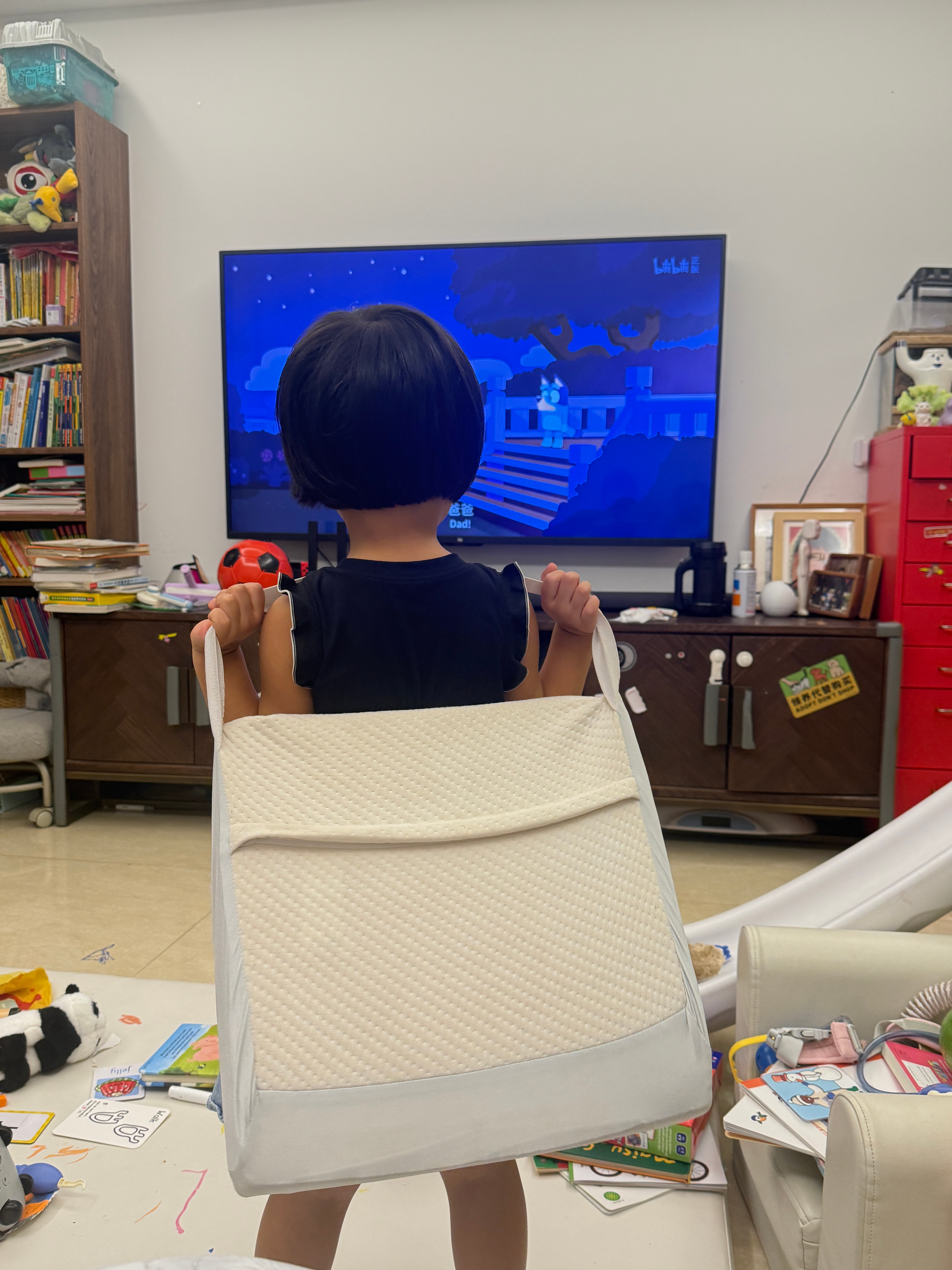 看电视的时候也无法静止的活泼女孩 