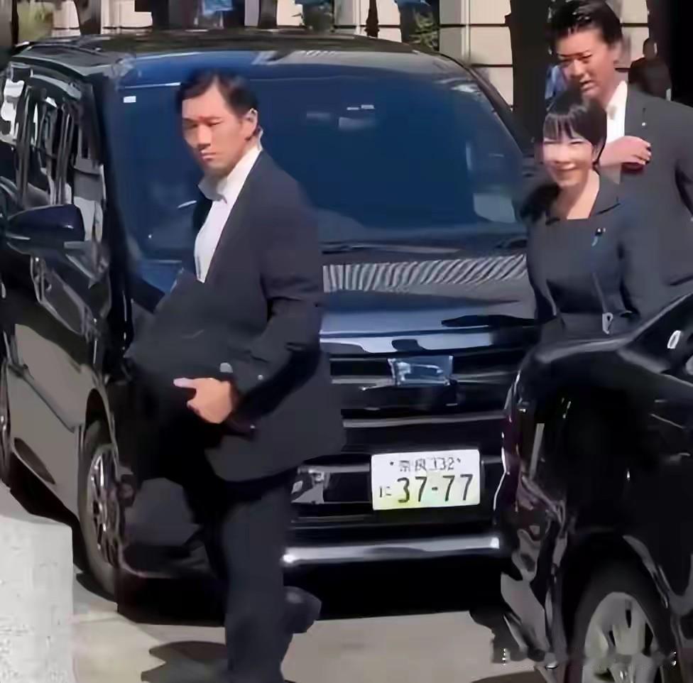 高市的车牌是37-77这跟1937年7月7日卢沟桥事件相吻合！充分暴露了狼子野心