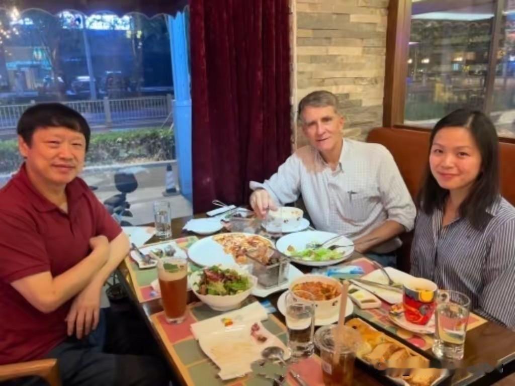 愣住了！愣了有10秒钟吧。
刚上班，坐下来，打开手机就推送给我这张图片，我手上的