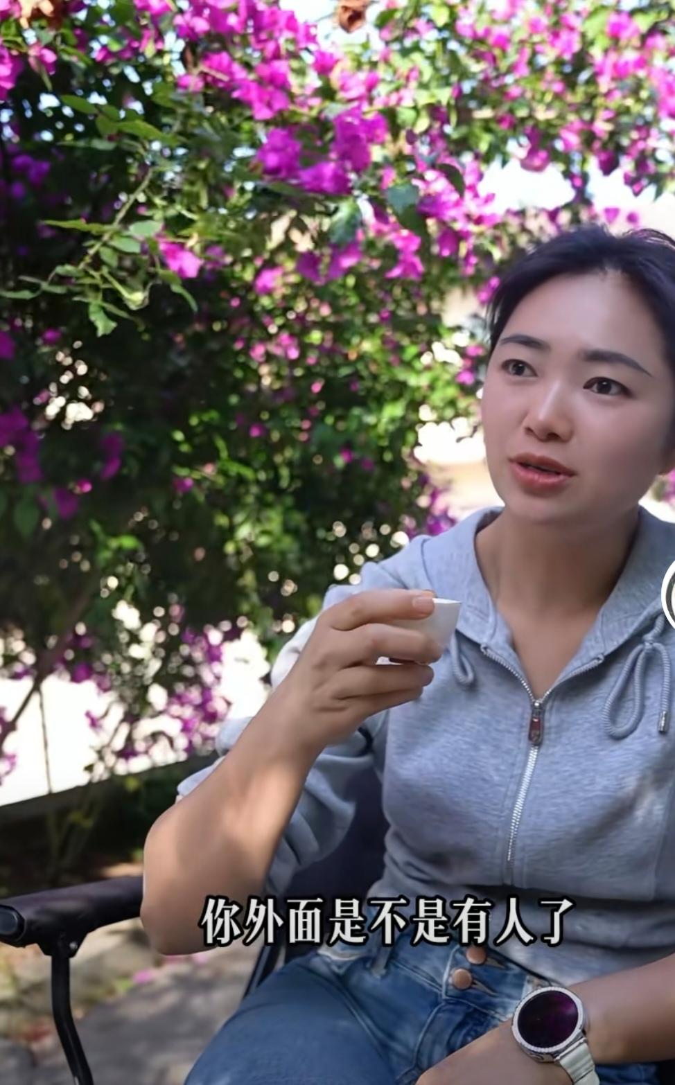 小妞心平气和问型男外面是不是有人了？
家里那么好，收拾得整整齐齐的，型男一门心思