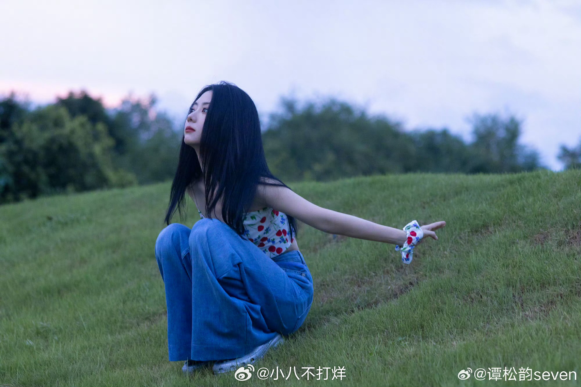 谭松韵吻花怎么美成这样啊！[抓狂][抓狂][抓狂]被微风偏爱的发丝，黑长直更增添