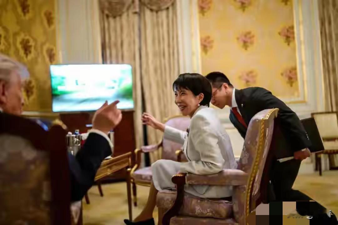 “离谱”。一块看电视忘记了时间，美日首脑会晤双双迟到。
特朗普和高市早苗看的是棒