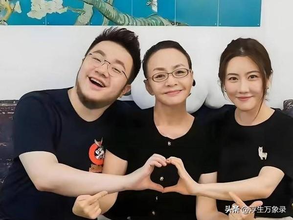 主持人曾直白问王博谷：
“你嫁给巴图的时候，宋丹丹老师一开始并不赞同，为什么现在