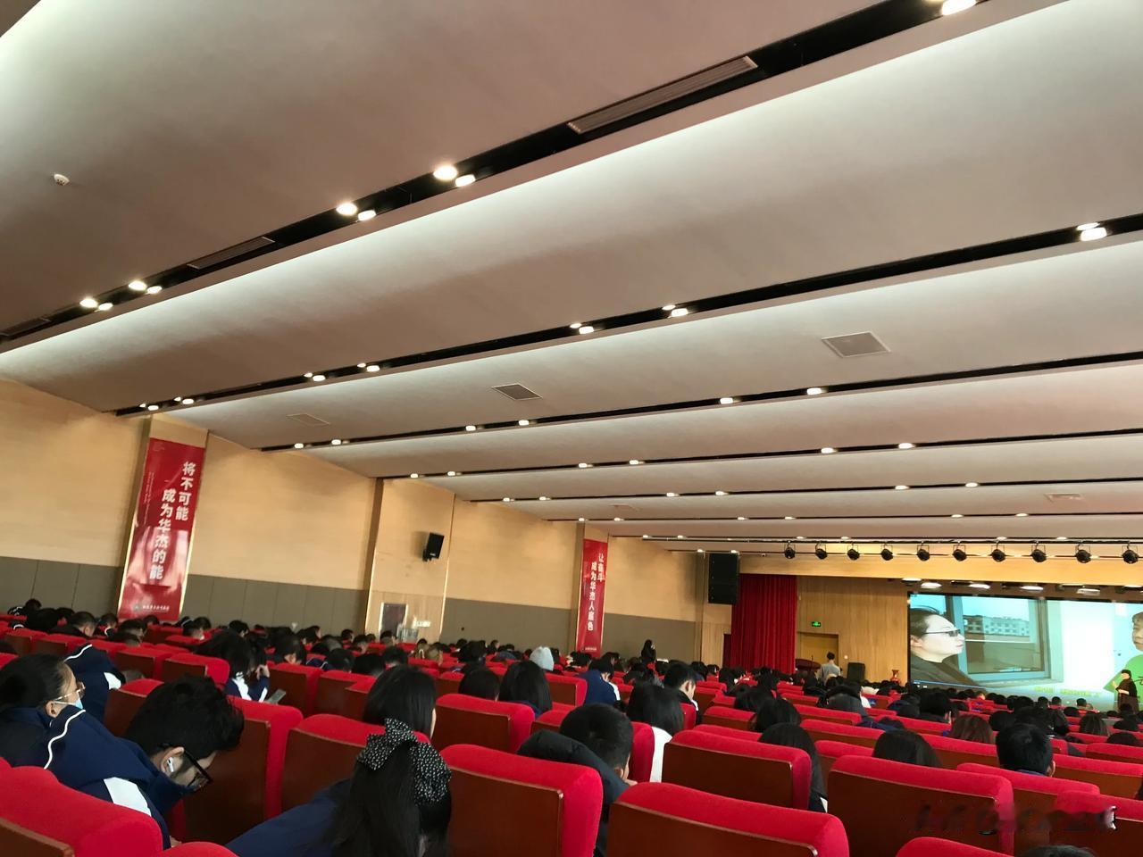 墩尚中学何巧燕是一位很有经验班主任。何老师说：“我们老师常犯的错误，是课堂上只关