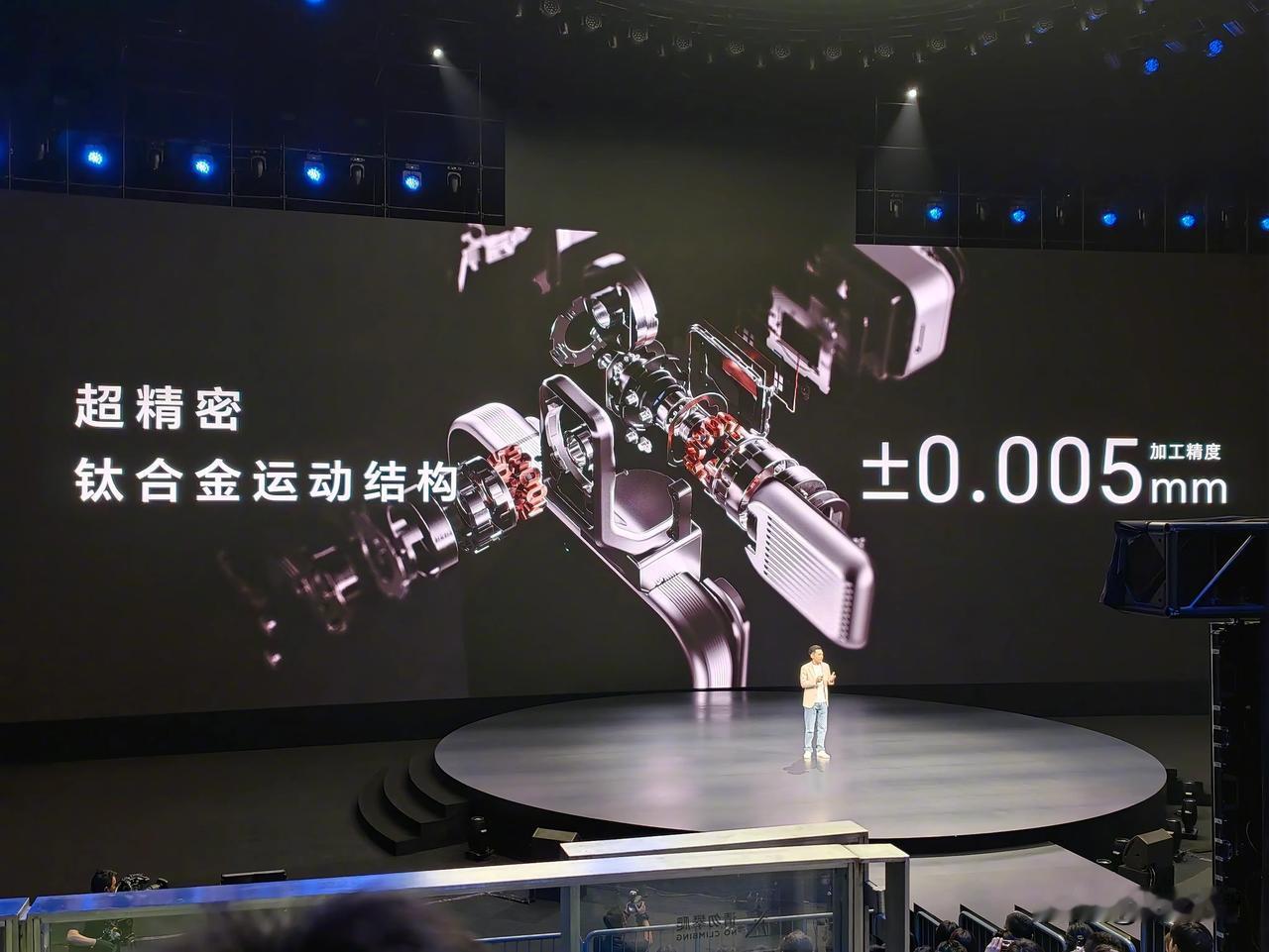 荣耀 Robot Phone 确实有点东西，4 自由度钛金属云台，云台单个钛合金