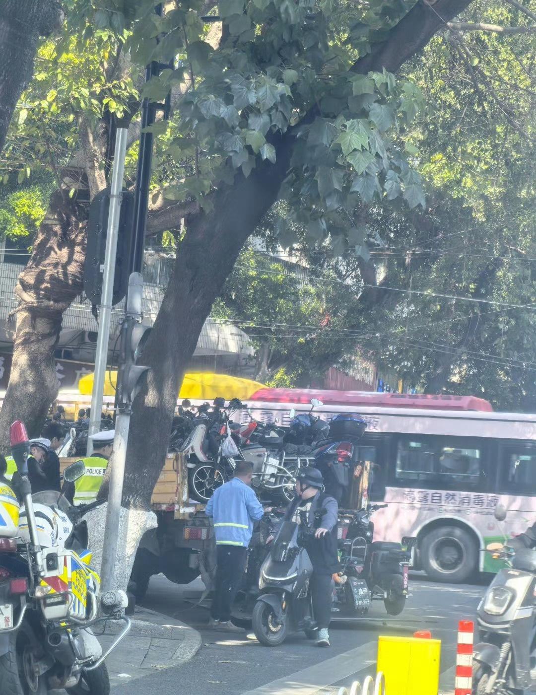 检验城市文明的标尺，从来不是机动车道的宽度，而是非机动车道上的温度。   发现身