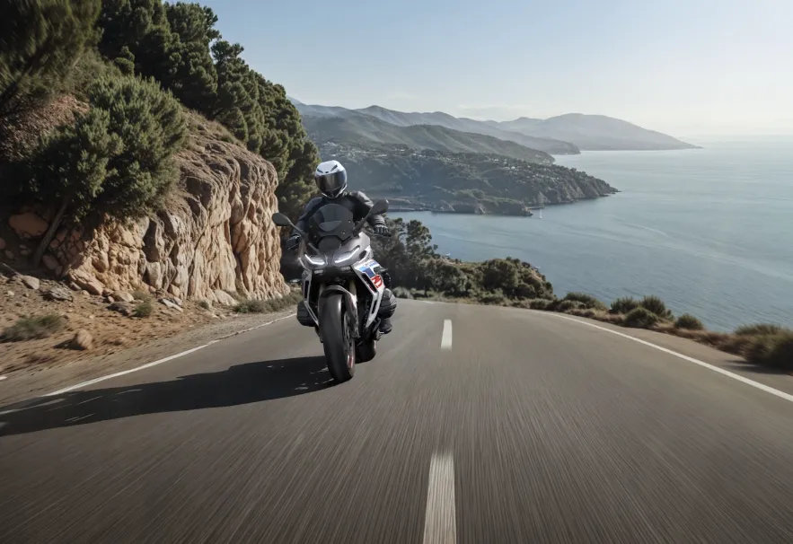 车市热门[超话] 近日，BMW Motorrad发布了全新的R 1300 RS，