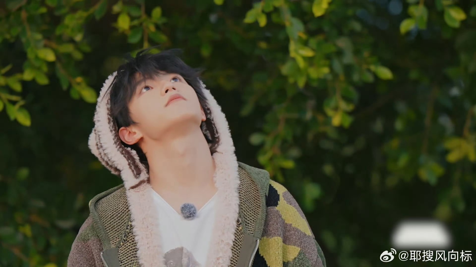 穆祉丞日落少年破碎感周五晚高疯夕阳为笔，勾勒出少年的轮廓。穆祉丞穿着迷彩外套站在