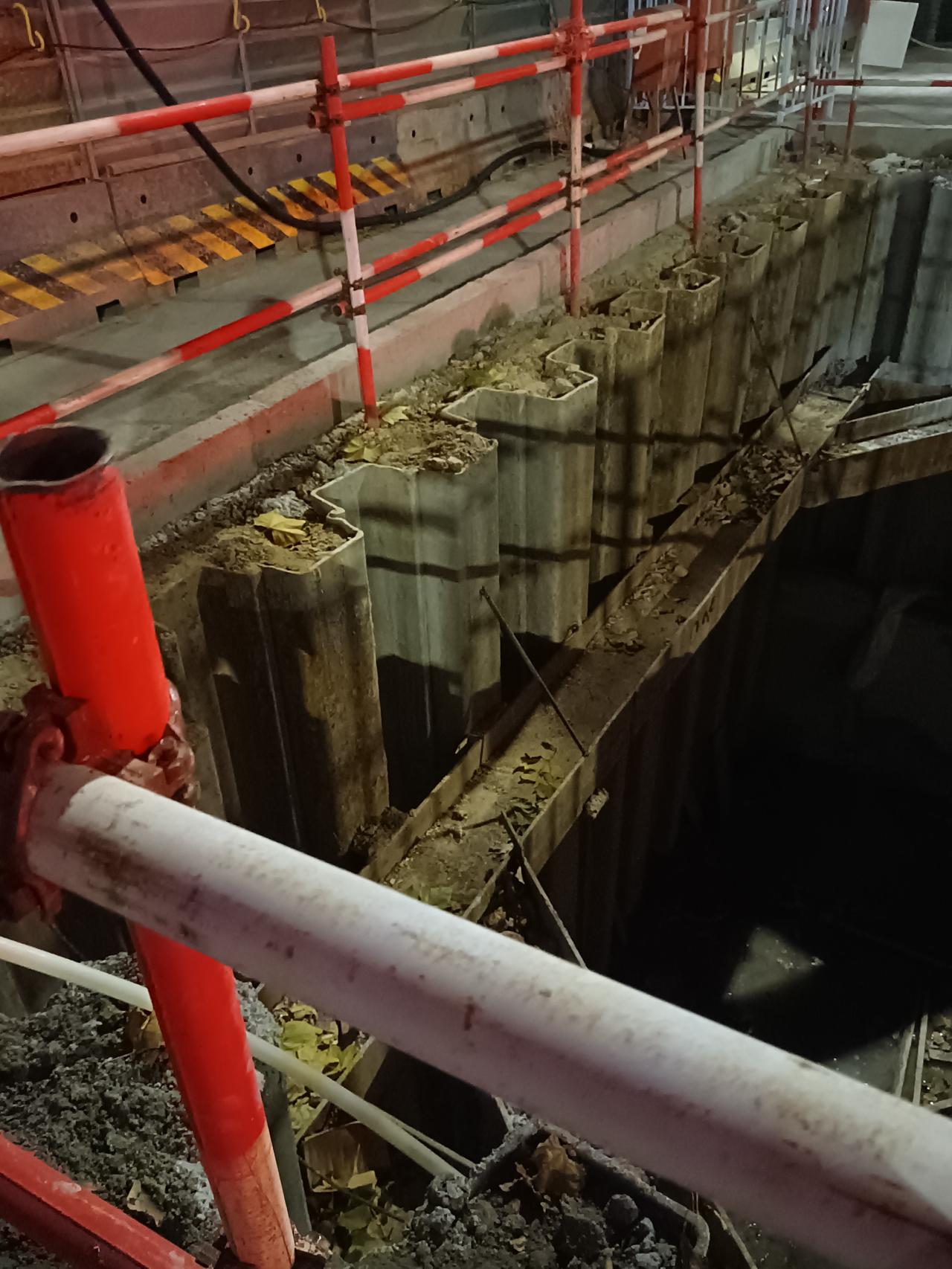 德州的雨污分流工程，咱也不知道什么原理？反正每个地方都挖了这么深的一个大坑……评