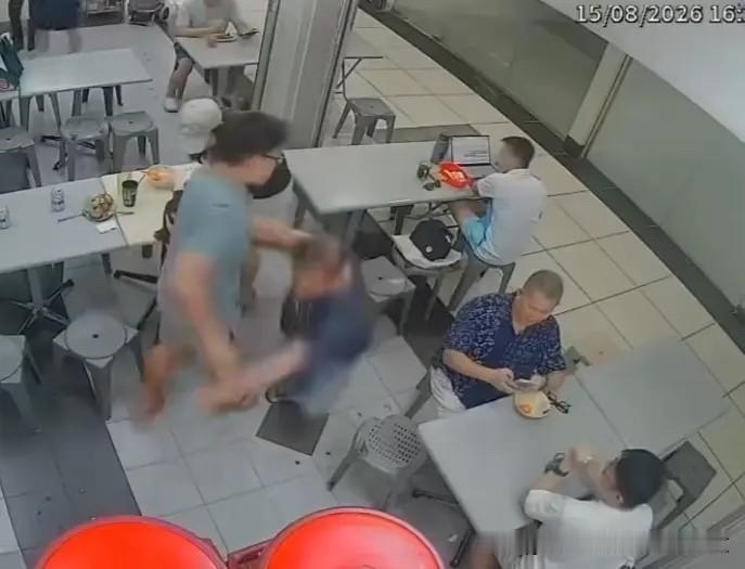 喜欢孩子，​
绝不等于可以随意触碰。
老人突然随手拍陌生女孩头顶被孩子父亲撂倒​
