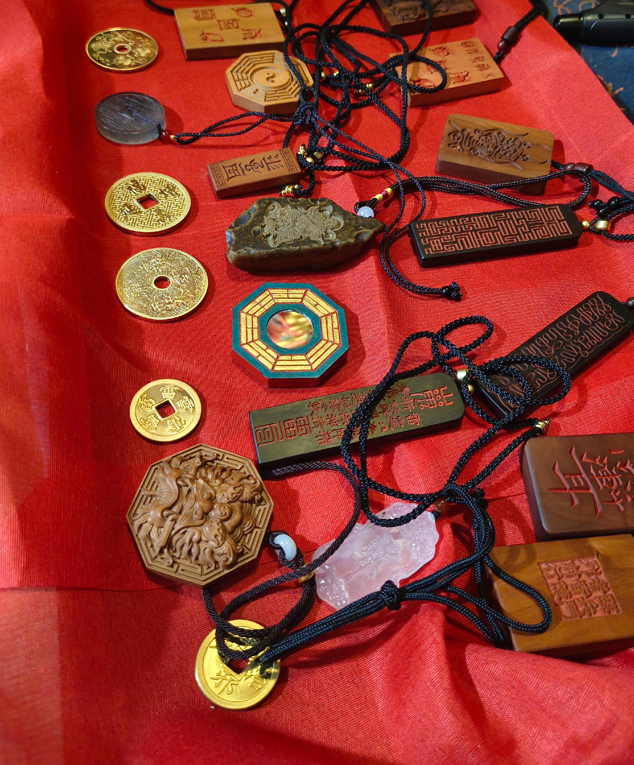 “心持正道身无扰，福绕良辰岁永康”