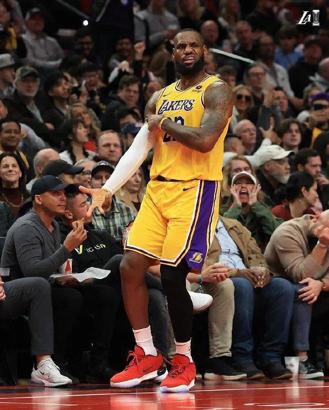 北京时间11月18日，湖人做客波特兰，NBA季中锦标赛，湖人以107：95战胜开