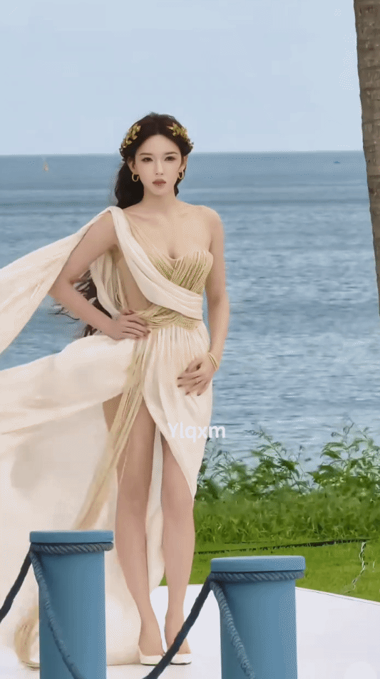 妈呀，95花纯欲天花板来的[爱慕]好辣
将圣洁的“希腊神女风”都穿的如此热辣，程